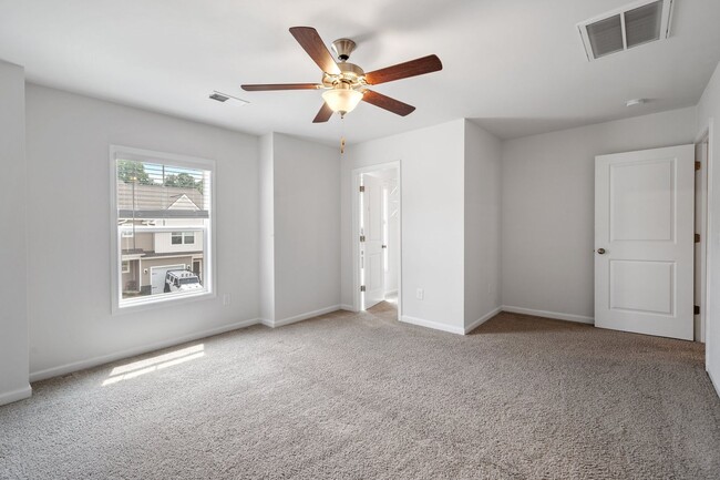 Building Photo - Lovely 3 BR, 2.5 BA Townhome, Centrally lo...