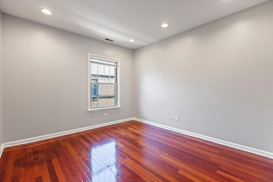 Building Photo - 1360 W Greenleaf Ave