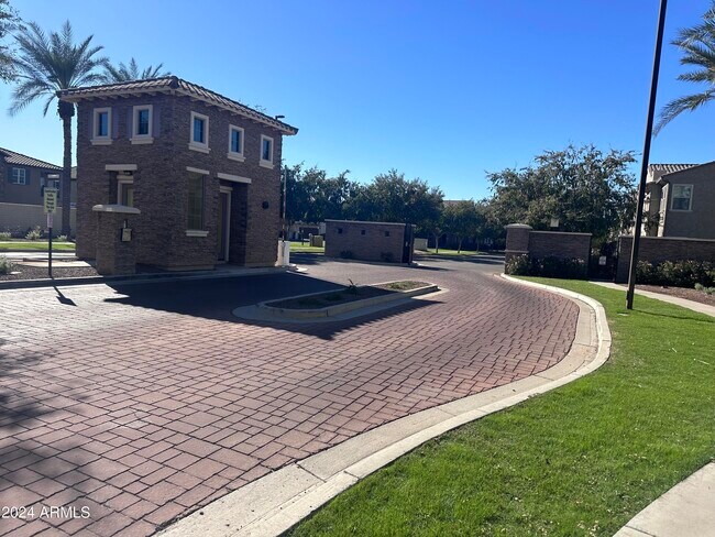 Building Photo - 2669 S Peppertree Dr