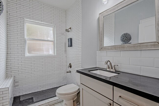 Building Photo - 2422 Truxillo St