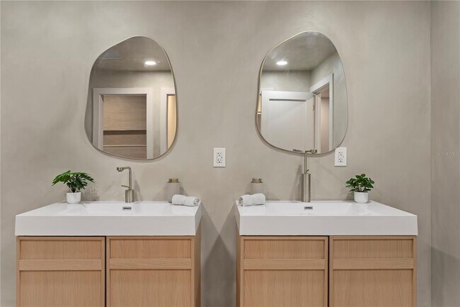 Building Photo - 4504 W Lamb Ave