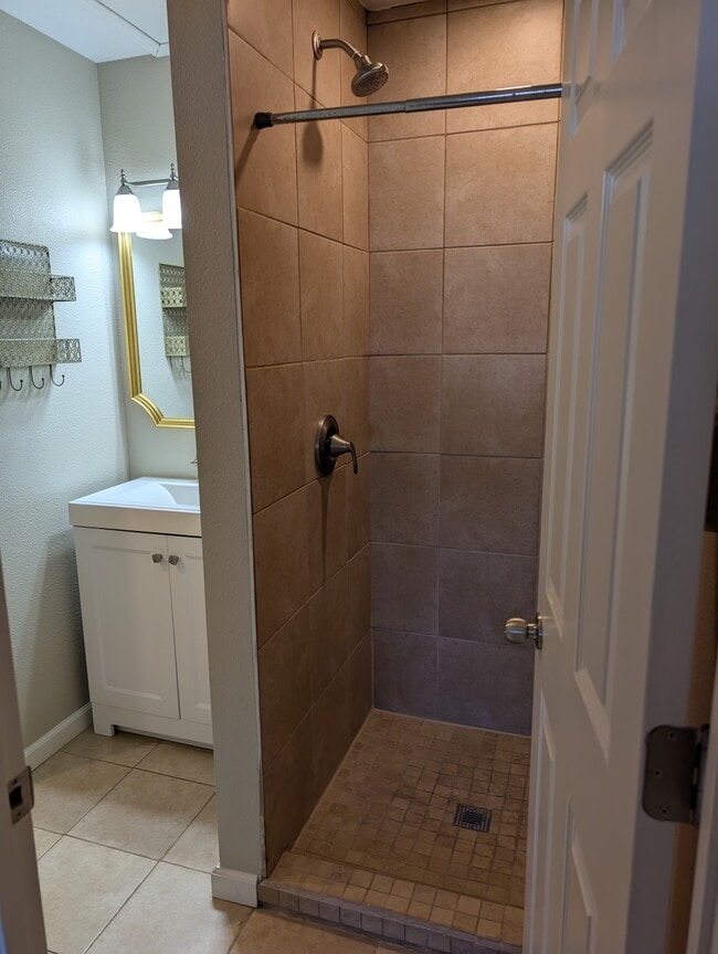 Building Photo - 1657 N Moline St