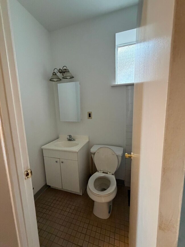 Building Photo - Spacious 3 Bedroom with Washer/Dryer