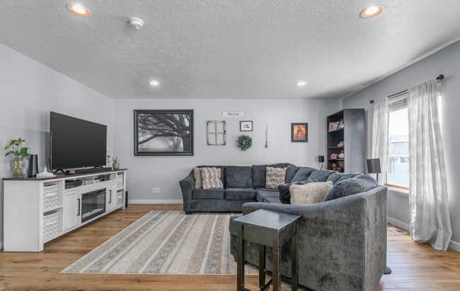 Building Photo - Beautiful 5-Bedroom Home in Lehi