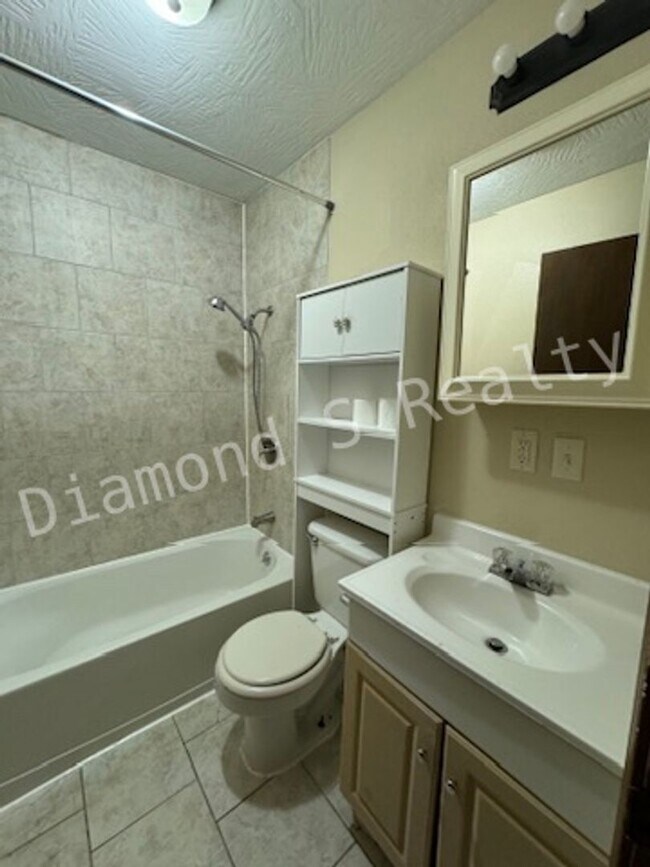 Building Photo - 1204 Flora St