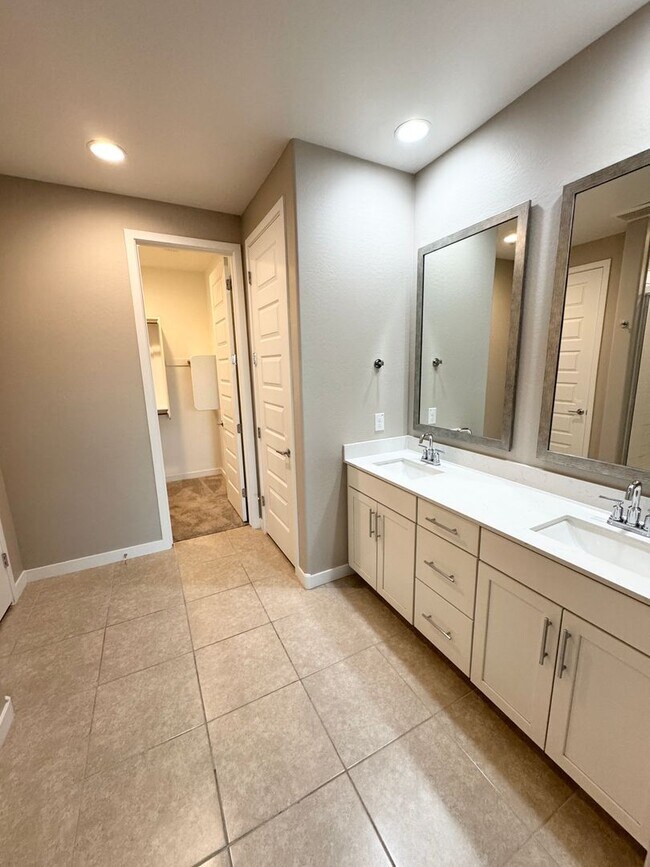 Building Photo - Beautiful Single Level Home Near Verrado!