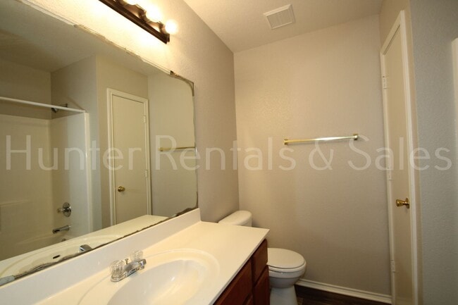 Building Photo - Spacious!