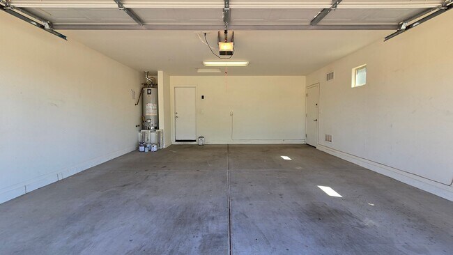 Building Photo - Popular Las Brisas community in Goodyear!