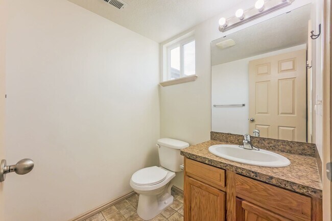 Building Photo - Charming 2 Bedroom Home with Modern Comforts and Pet-Friendly Living - Available NOW!