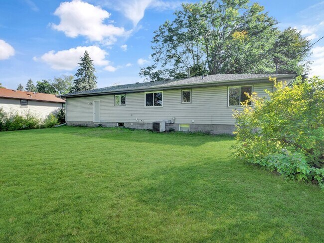 Building Photo - 3 bed Rambler on huge lot