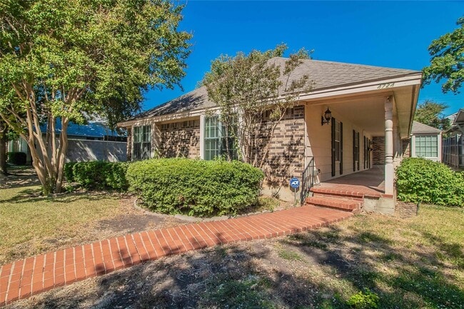 Building Photo - Amazing 2 Bed, 1.5 Bath- Half of Duplex Av...