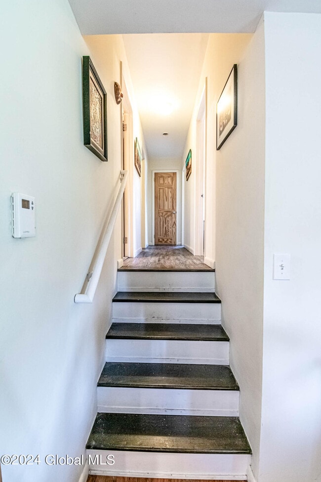 Building Photo - 297 W Circular St