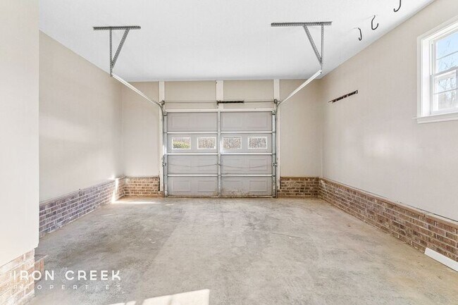 Building Photo - 89 Running Briar Rd