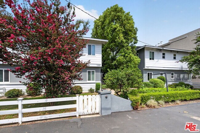 Building Photo - 13553 Moorpark St