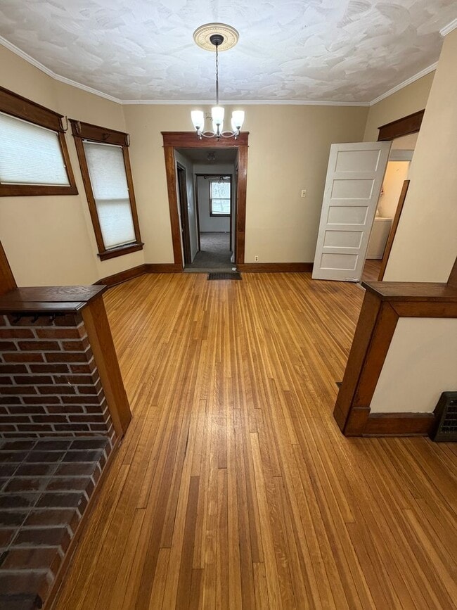 Building Photo - Spacious 4-Bedroom Home – Great Value in Des Moines!