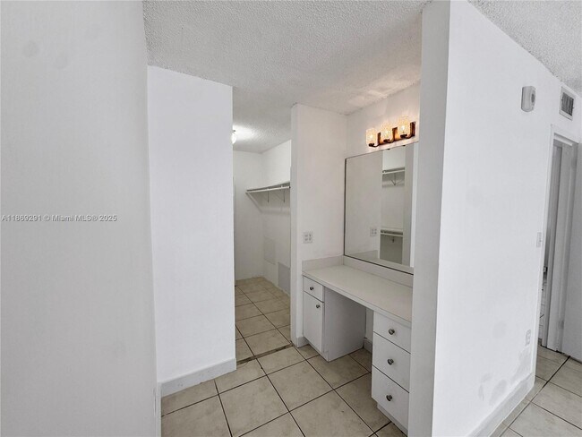 Building Photo - 1225 NE 124th St