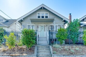 Building Photo - 4321 5th Ave NE
