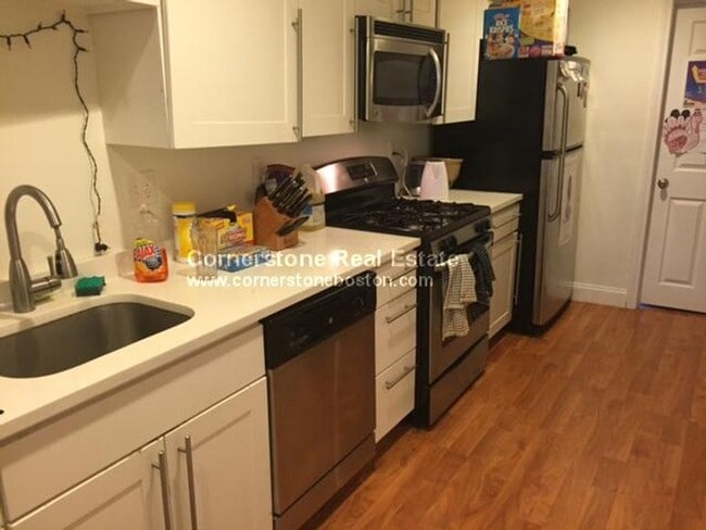Building Photo - 9/1 No Fee! Spacious top floor true 3BR near Clev Circle!