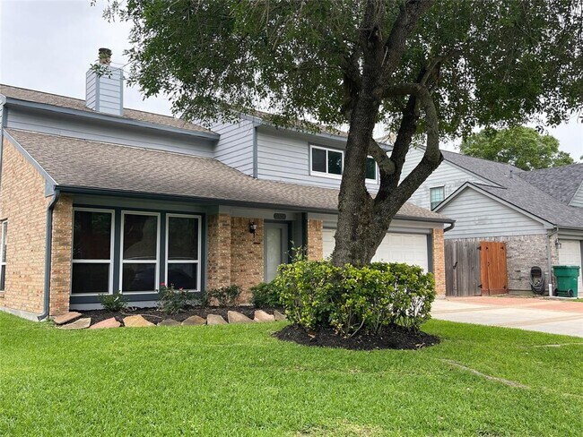 Building Photo - 2528 Sawyer Dr