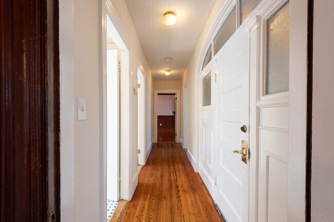 Building Photo - 1400 sf Fairmont Apartment with Washer/Dry...