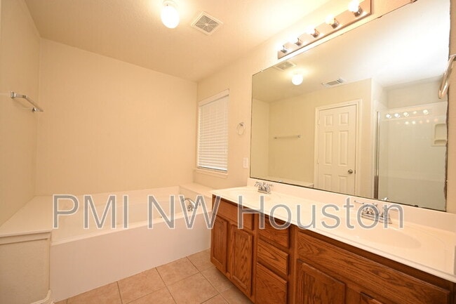 Building Photo - 1506 York Creek Dr