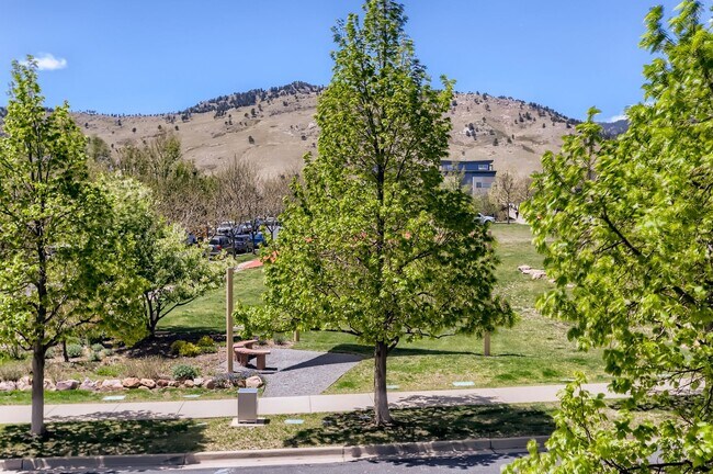 Building Photo - Modern 1 BDR Condo in Holiday Neighborhood