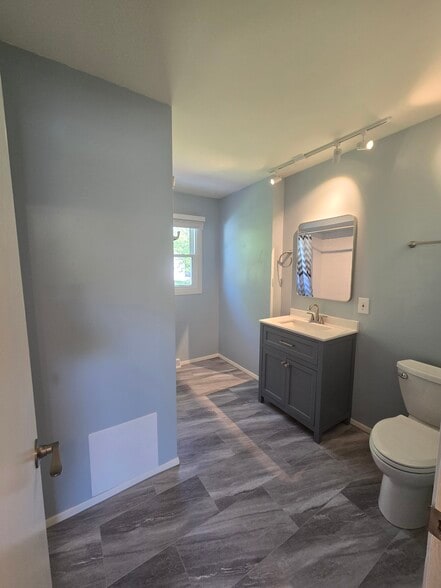 Full Bathroom View 1 - 821 State St