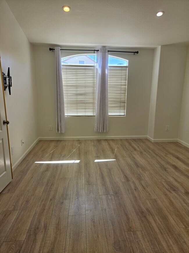 Building Photo - TOWNHOUSE-STYLE 3 BR + 2 1/2 BA UNIT IN CANYON COUNTRY AVAILABLE NOW