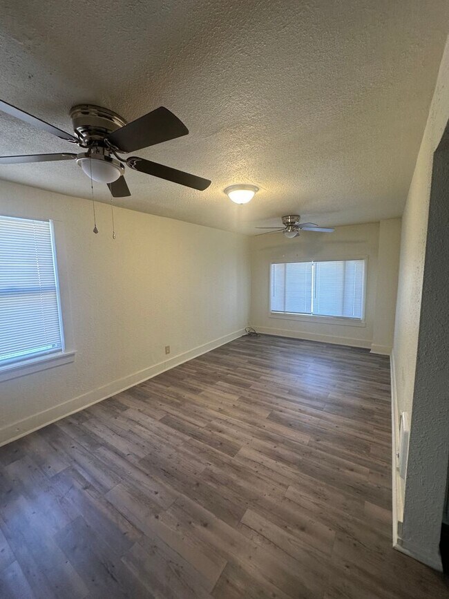 Building Photo - Spacious 4 Bedroom!