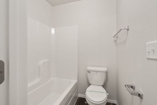 Building Photo - Discover Modern Living | Comfortable 3 Bedroom, 2.5 Bath Home with Upstairs Loft in Farmington