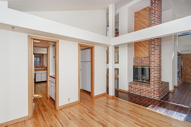 Building Photo - 1424 Bradford Dr