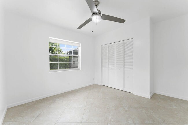 Building Photo - 5015 S Olive Ave