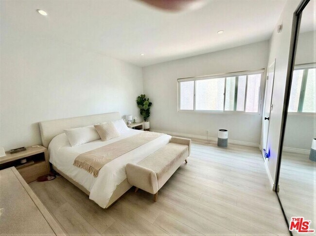 Building Photo - 5139 Balboa Blvd