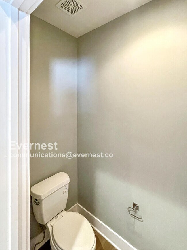 Building Photo - Spacious Town Home with Fenced Yard and Ample Parking