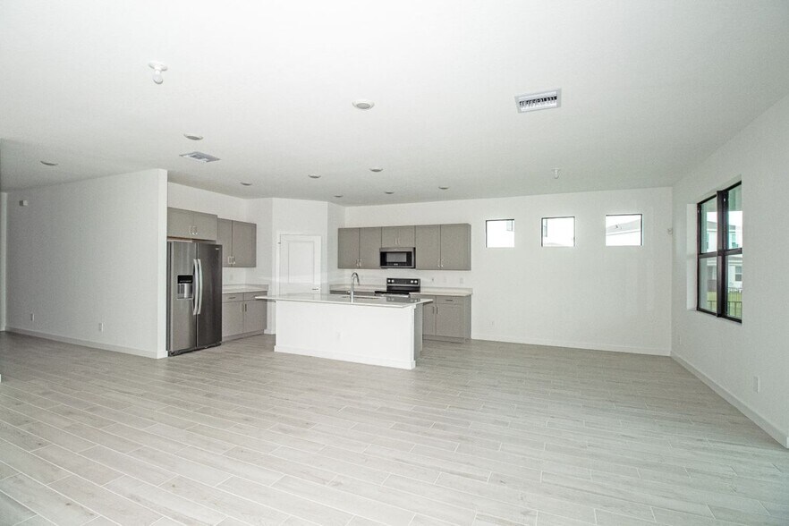 Building Photo - 5929 SE Sky Blue Cir