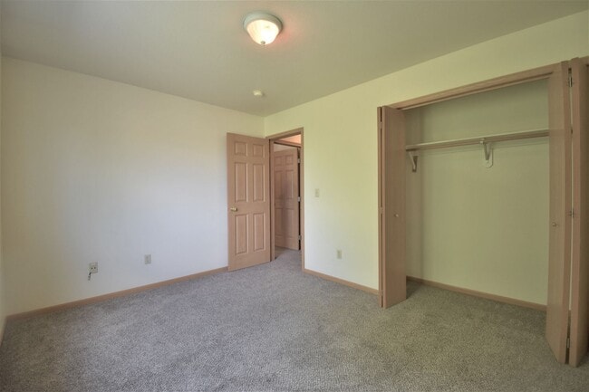 Building Photo - 2Bed with OFFICE and DETACHED GARAGE! Grea...