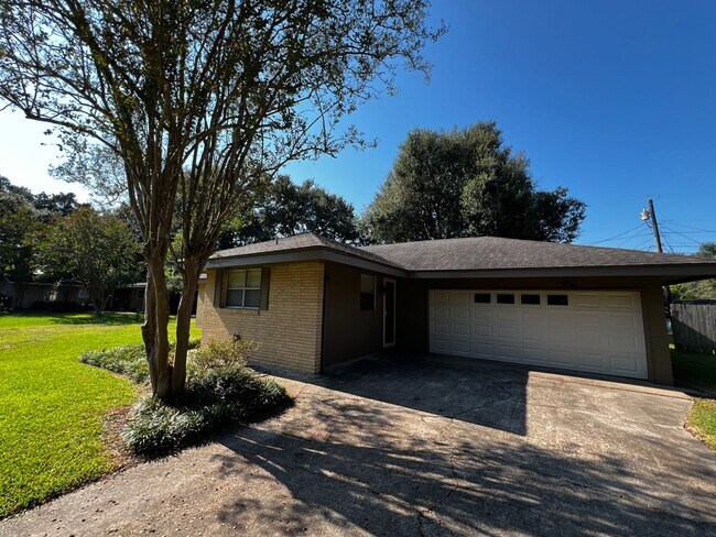 Building Photo - 3 Bedroom, 1.5 Bathroom, Brick Home with large yard, and garage