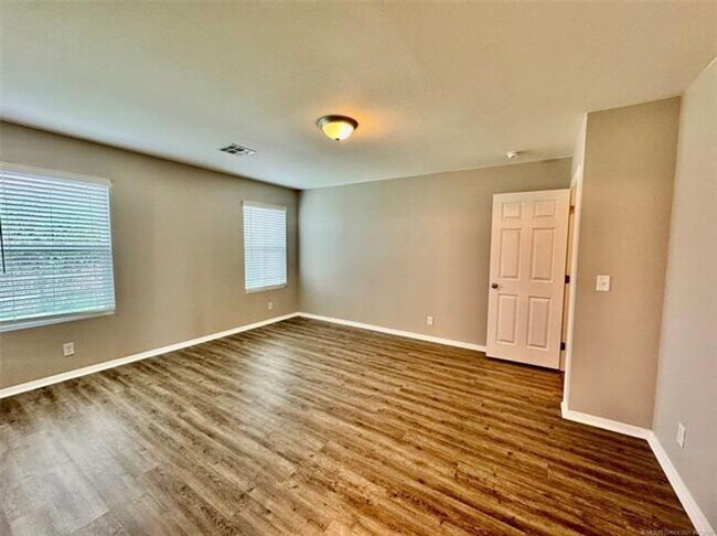 Building Photo - 4 bed/2 bath newer construction in prime location in Claremore!