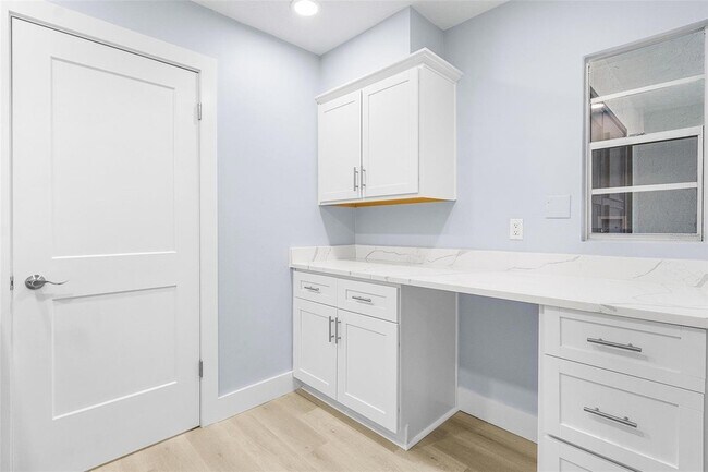 Building Photo - 716 Sarabay Rd