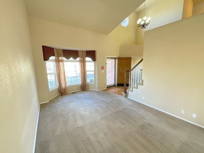 Building Photo - 5 Bedroom Home Available Near Rangewood Dr & Vickers Dr!