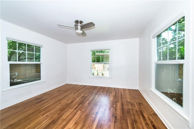 Building Photo - 906 E 53rd St