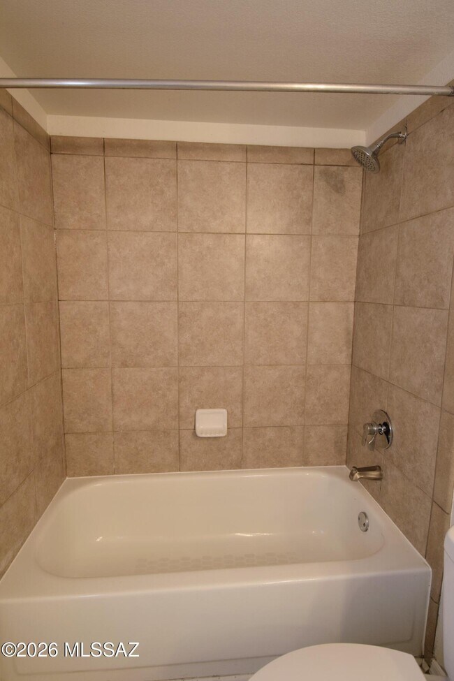 Building Photo - 5855 N Kolb Rd