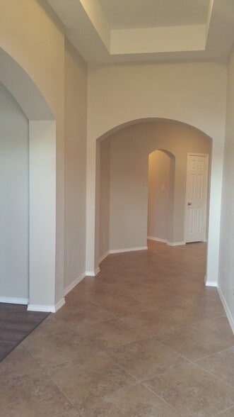 ENTRYWAY - 5623 Wagon Wheel Ln