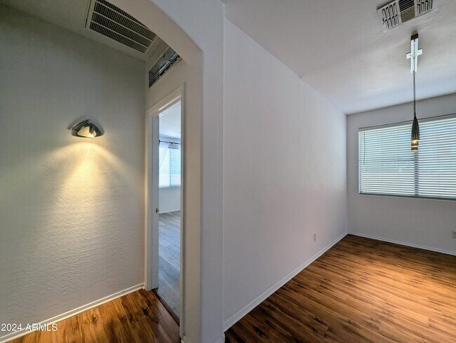 Building Photo - 1530 E Branham Ln