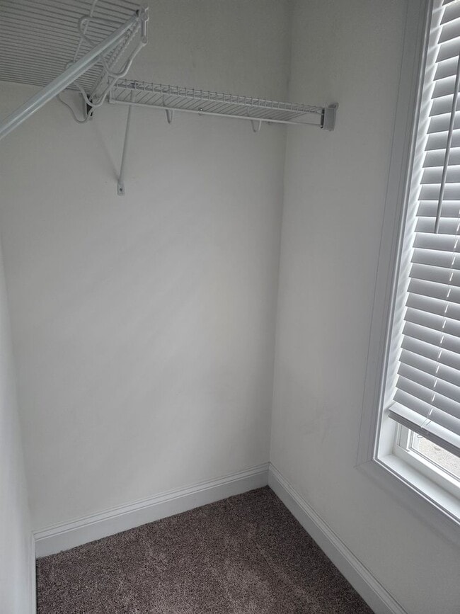 Building Photo - 2 Bedroom, 2.5 bath townhouse.