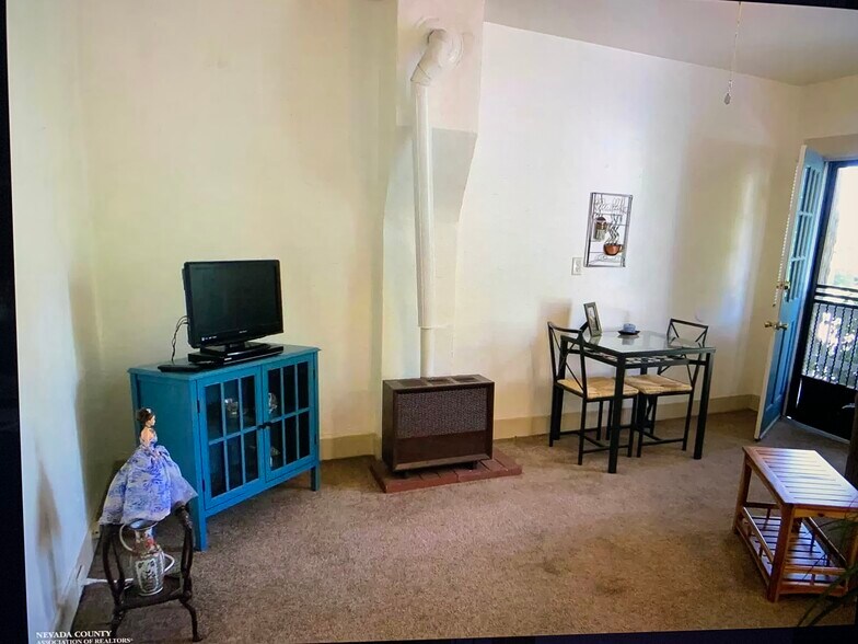 Livingroom - 429 South Auburn