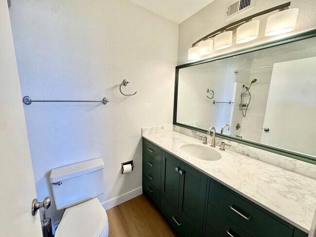 Building Photo - Stylish 2 Bedroom Condo in the Located in ...