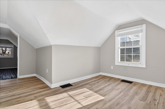 Building Photo - 4 Bedroom, 1.5 Bath house in Shelby Park, Fenced, Off-street Parking, Pets OKAY!