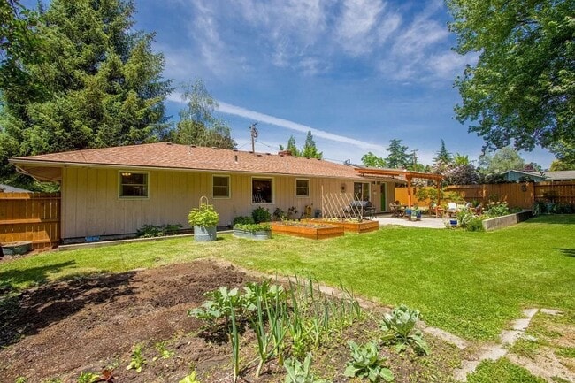 Building Photo - East Medford Ranch Home on large lot!  | Available Mid-July