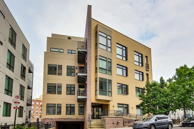 Building Photo - Gorgeous 2 bedroom 2 bath condo just steps...